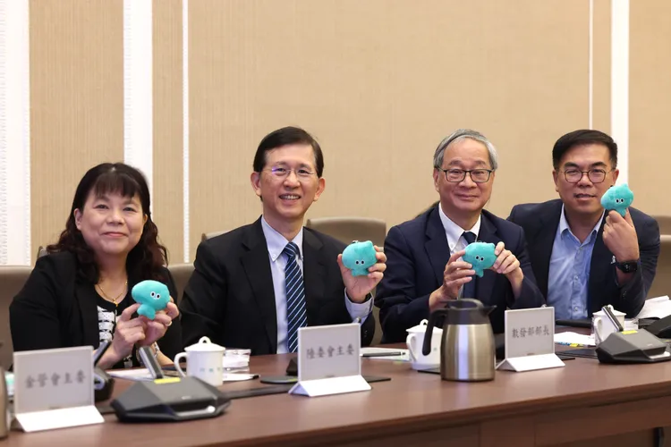 （右起）環境部長彭啓明、文化部長李遠、數發部長黃彥男、陸委會副主委李麗珍在行政院會前合影。文化部提供