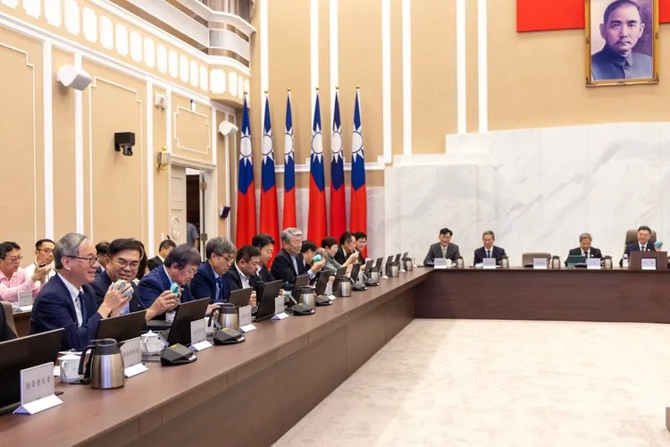 文化部長李遠（前左1）致贈關西世博的台灣吉祥物a-We痛包給與會人員。文化部提供