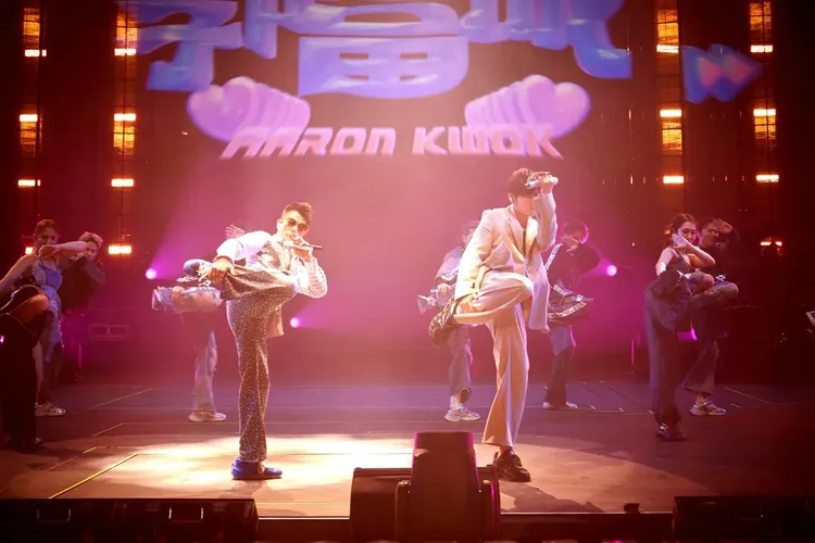 郭富城（左）、周杰倫（右）在舞台上大秀魔性舞姿。杰威爾提供