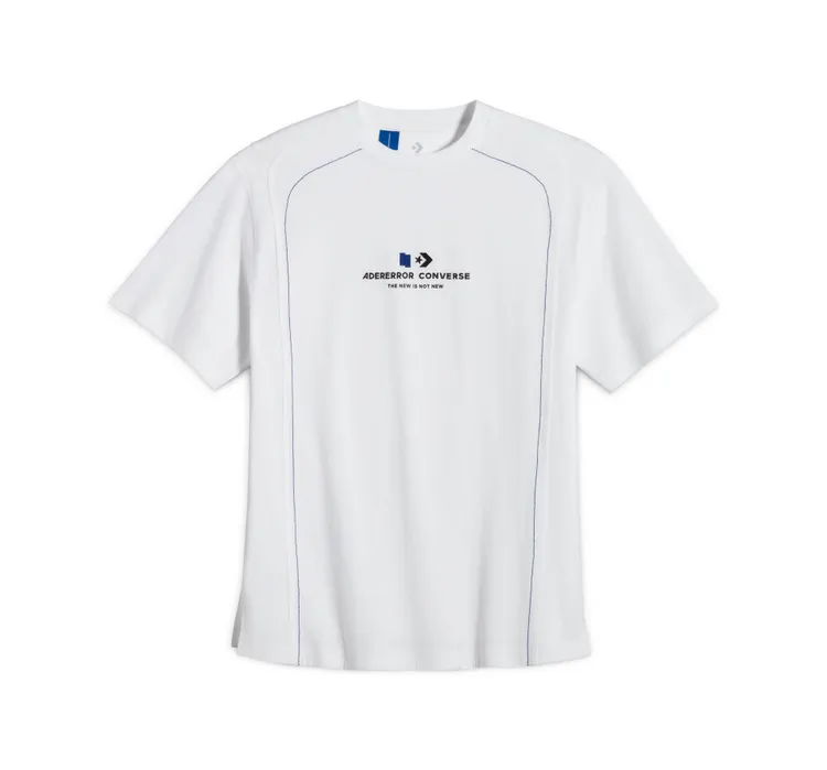Converse x ADERERROR聯名白色T恤，1580元。品牌提供