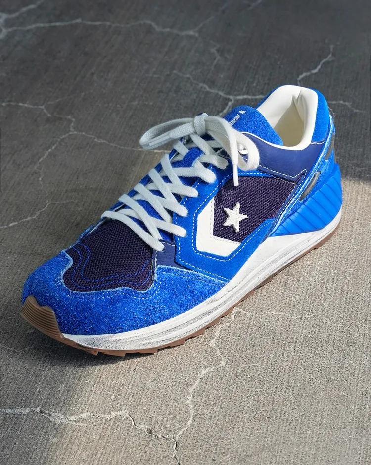 鞋面採用皮革、翻毛皮與長毛翻毛皮混合覆層設計帶來豐富層次。品牌提供