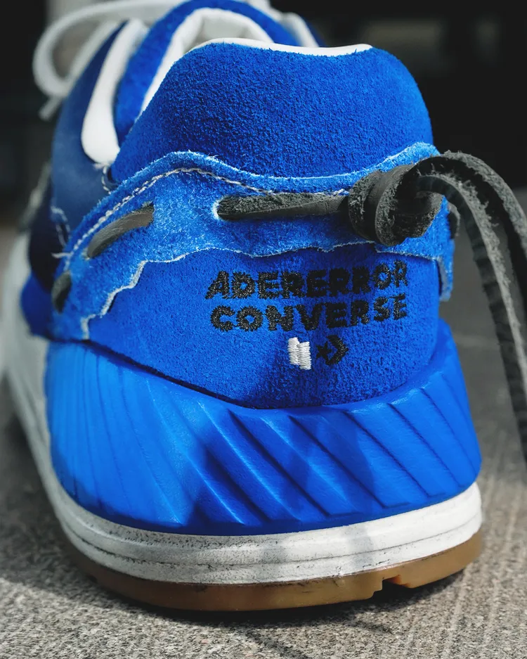 聯名鞋印有Converse與ADERERROR雙品牌標誌。品牌提供