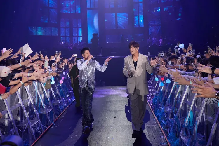 周杰倫（右）在香港的演唱會邀請到天王郭富城（左）現身。杰威爾提供