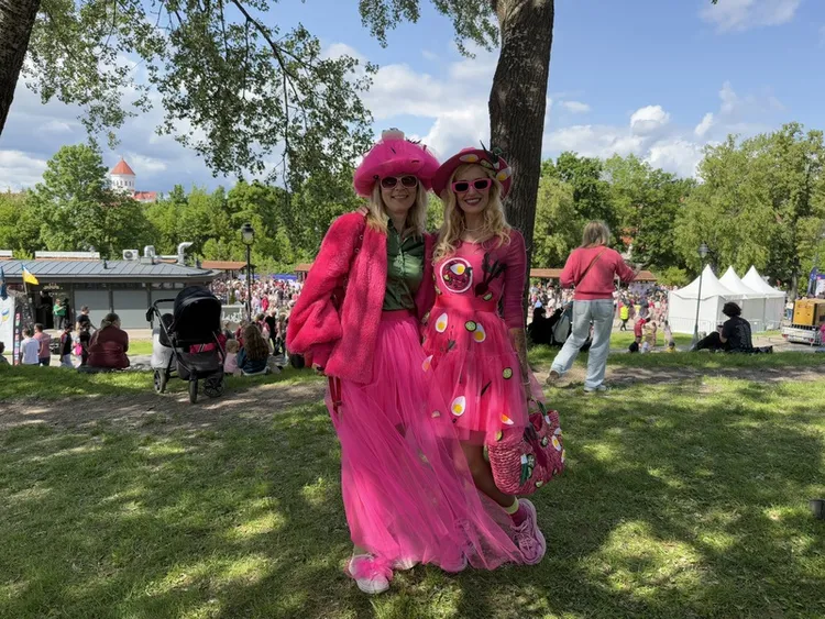 維爾紐斯「粉紅湯節」通常於春夏交接的週末舉行，已成為立陶宛最具代表性的城市慶典之一。參與者身穿粉紅服裝，或以粉紅湯食材為靈感創意打扮，十分吸睛。 中央社