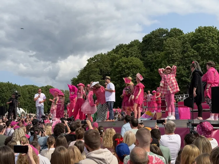 粉紅裝扮大賽是維爾紐斯「粉紅湯節」重頭戲之一，參賽者發揮創意用心打扮，現場觀眾當評審，以掌聲大小決定冠軍，為節日增添樂趣。 中央社