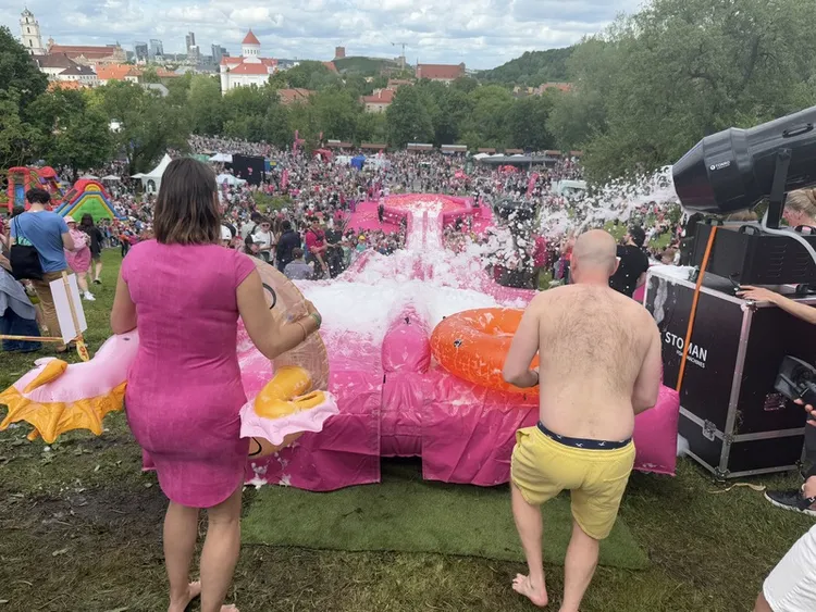 立陶宛首都維爾紐斯5月31日舉辦第3屆「粉紅湯節」，吸引數萬民眾與國際遊客參加。「粉紅湯滑梯」是節日的經典設施，50公尺長的巨型充氣滑梯噴上泡沫，讓民眾滑入大型「湯碗」，深受年輕族群喜愛。 中央社