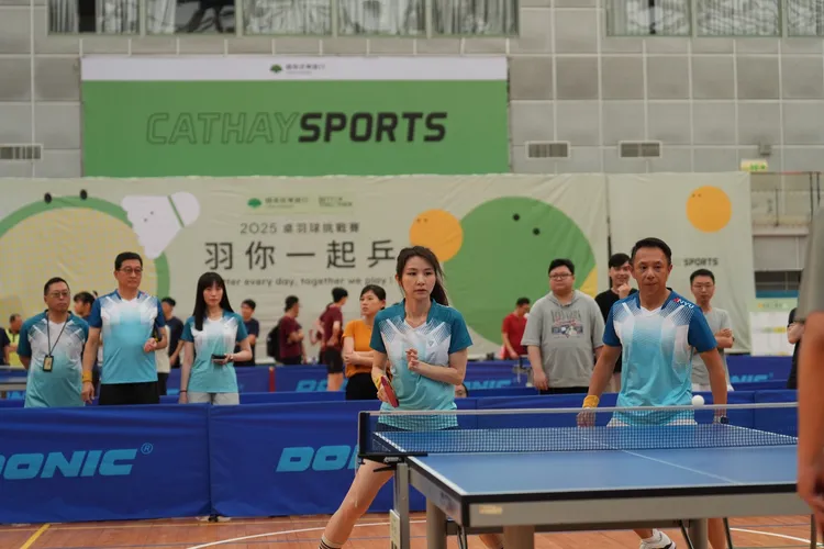 國泰世華第五屆「2025桌羽球挑戰賽」，不同於往年的桌球項目，今年首度新增羽球項目並以「羽你一起乒」為主題，吸引近800名員工及眷屬共襄盛舉。國泰世華銀行提供