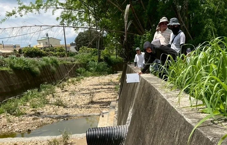 檢察官現場會勘，調查廠商是否有違反水土保持計畫致生危害水土流失。橋檢提供