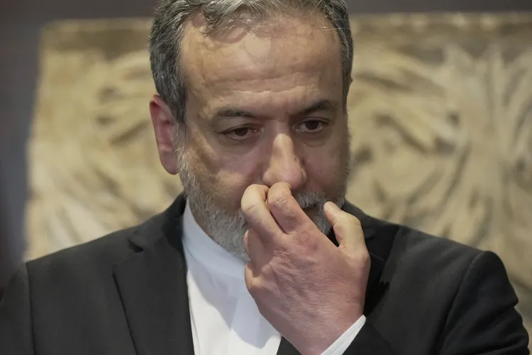 面對川普警告，伊朗外交部長阿拉奇也只能摸摸鼻子。美聯社