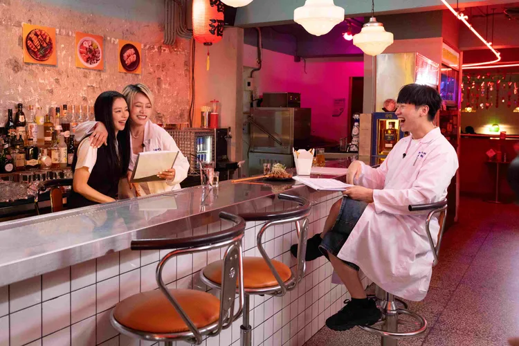 《Dr.愛玲啊的愛情診療室》每週三晚間9點於《八大電視娛樂百分百》YouTube頻道上架。華納音樂提供