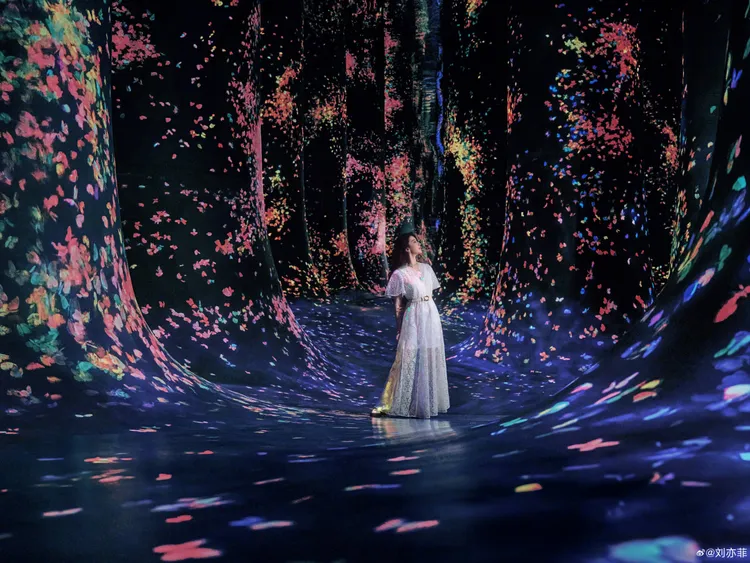 劉亦菲換上Maje 2025春夏白色蕾絲連衣裙穿出法式優雅。翻攝劉亦菲微博