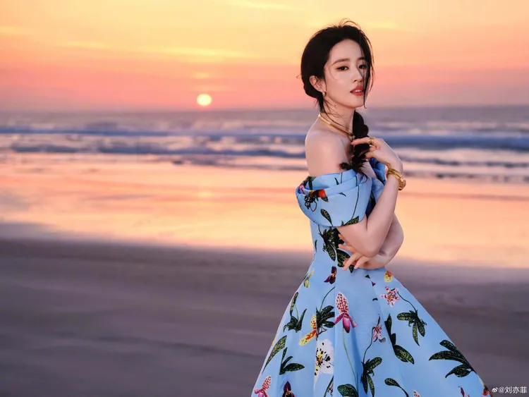 在浪漫海濱背景的襯托下，劉亦菲美到化身為迪士尼在逃公主。翻攝劉亦菲微博