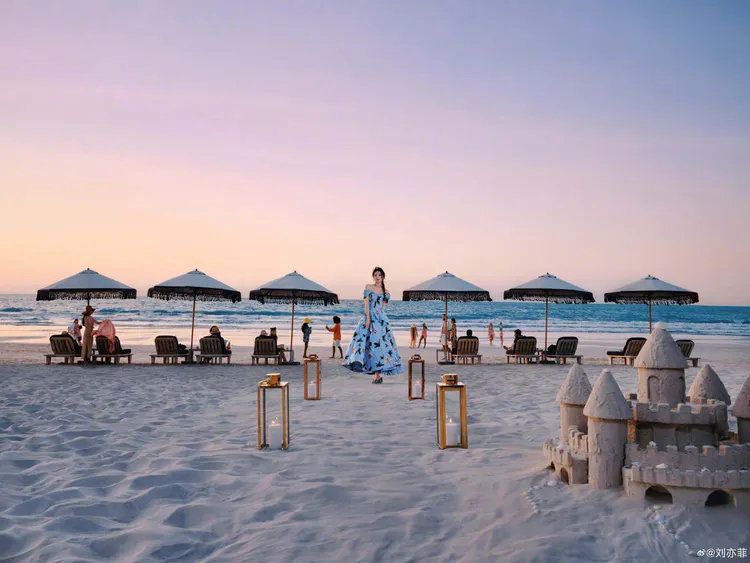 劉亦菲穿著Oscar De La Renta的藍色花卉露肩禮服。翻攝劉亦菲微博