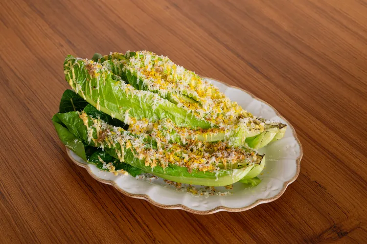 李駿主廚以韓國醃大白菜的形體為靈感，特別用整株清脆的蘿蔓萵苣呈現「JUN LEE 凱薩沙拉」，為味蕾帶來無限驚喜。台北寒舍艾美酒店提供 