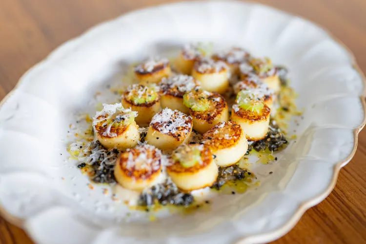 深受韓國食客喜愛的「義式馬鈴薯麵疙瘩」，為傳統義式經典麵食的創新演繹。主廚大膽跳脫純水煮手法，先水煮過後冰鎮，再將雙面煎至金黃酥香，神似干貝的外型令人驚艷。台北寒舍艾美酒店提供