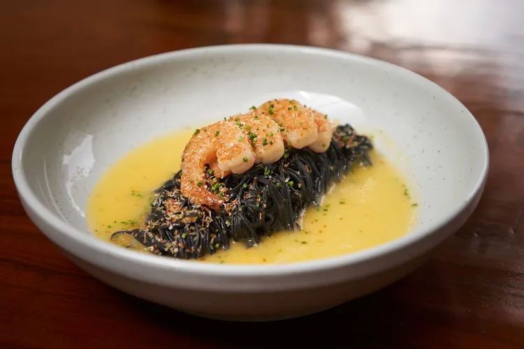 doughroom的「鮮蝦墨魚天使髮絲麵」曾獲《Time Out Seoul》評選為代表性招牌料理，近半數顧客一嚐便成主顧，堪稱餐廳的不敗經典、每桌必點菜色。台北寒舍艾美酒店提供