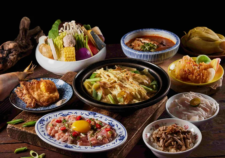 萬客什鍋酸香筍乾滑雞鍋、鴨肉飯搭配麻油炸蛋，成今夏火鍋控必吃清單。業者提供