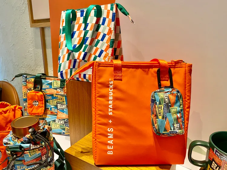 星巴克與BEAMS聯名推出外出用的保冷袋，還有帶出門可裝小物的掛扣小包等商品。莊偉祺攝