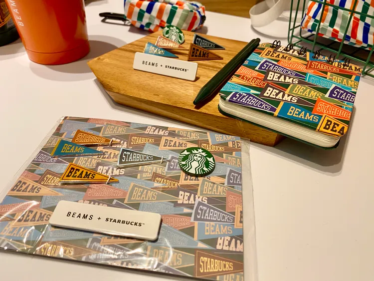 星巴克聯名BEAMS筆記本組、徽章組可加購收藏。莊偉祺攝