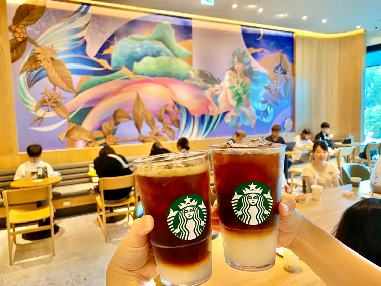 星巴克期間購買大杯（含）以上全品項飲料可獲得1點，集滿10點即可兌換BEAMS聯名商品。莊偉祺攝