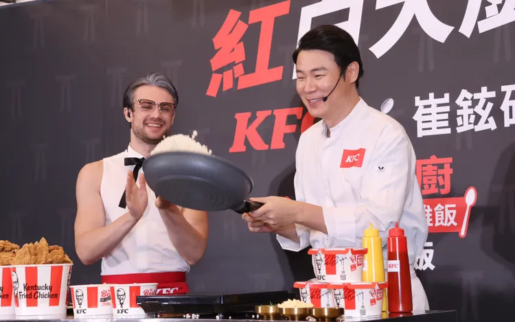 崔鉉碩（右）翻鍋炒米，大展廚藝。莊宗達攝