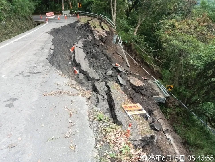南橫公路台20臨105線7K+300梅山路段路基缺口搶修中。甲仙工務段提供