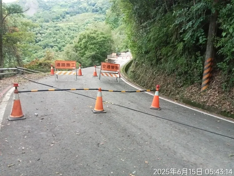 南橫公路台20臨105線7K+300梅山路段路基缺口搶修中。甲仙工務段提供