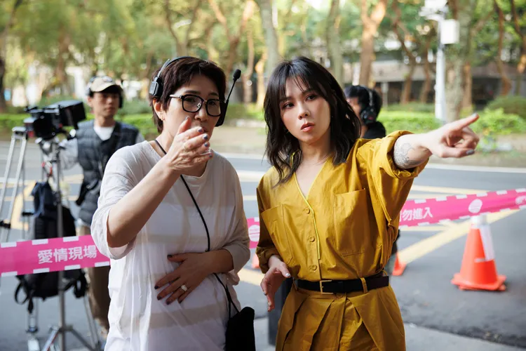 蔡健雅（右）與徐譽庭導演相見歡。資料照片