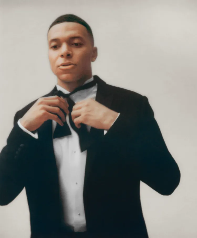 足球巨星姆巴佩為Dior 2026春夏男裝拍攝預告。品牌提供