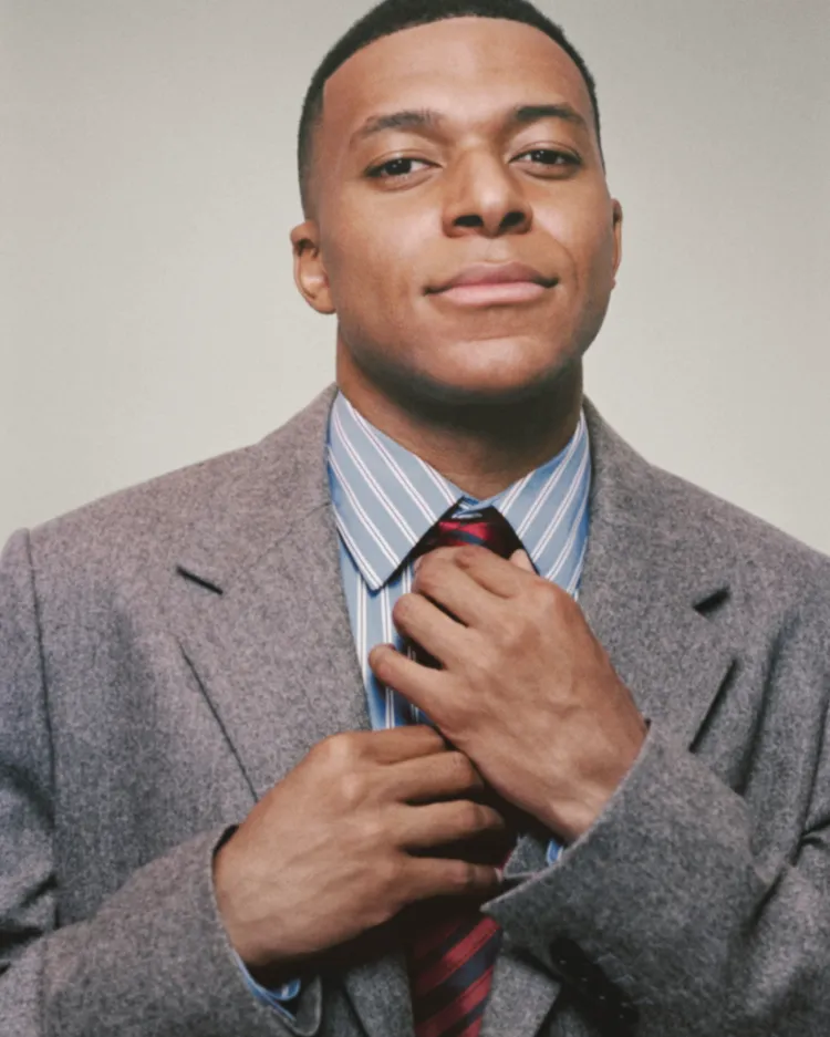 足球巨星姆巴佩為Dior 2026春夏男裝拍攝預告。品牌提供