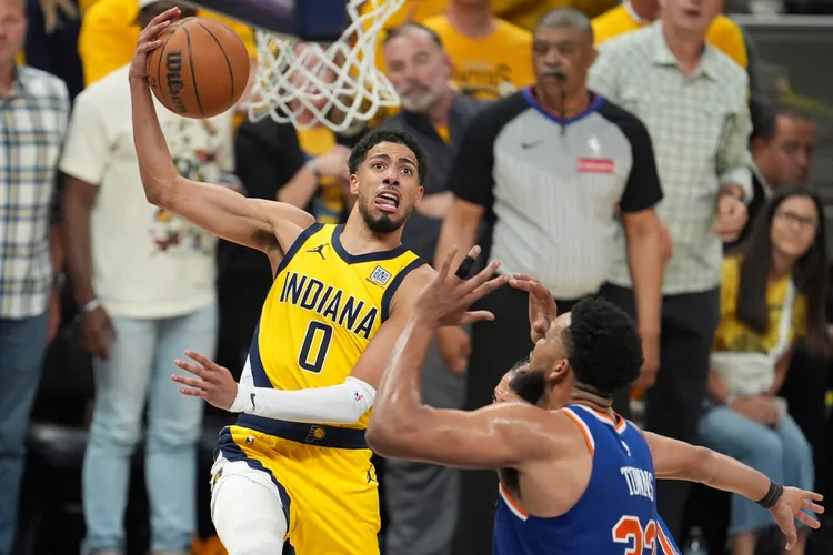 哈里伯頓(左)。美聯社