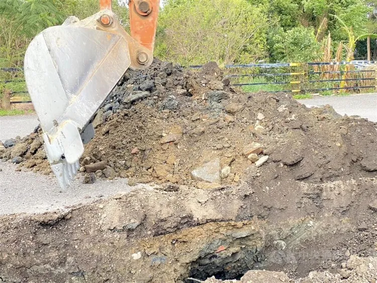 柯文哲家農地先前遭爆違規使用，挖掘出許多紅磚塊、舊鋼筋等疑似事業廢棄物。中央社