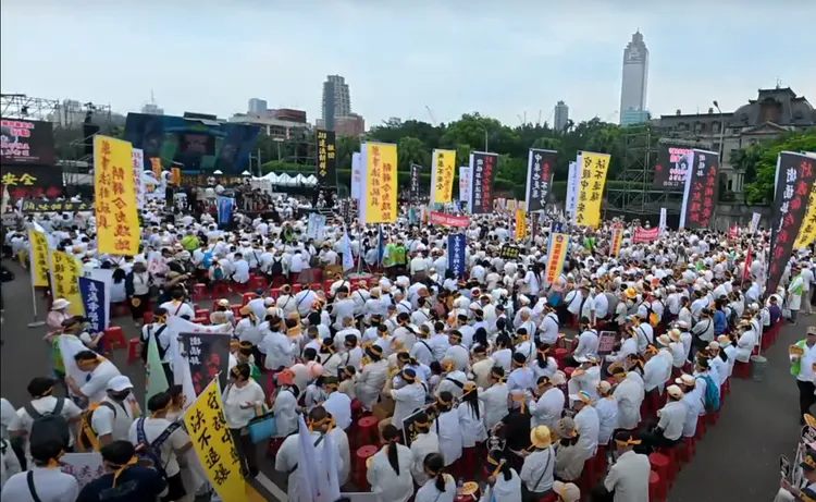 中華民國藥師公會全國聯合會在凱達格蘭大道舉行集會，要求政府撤回318解釋令。藥師公會全聯會提供