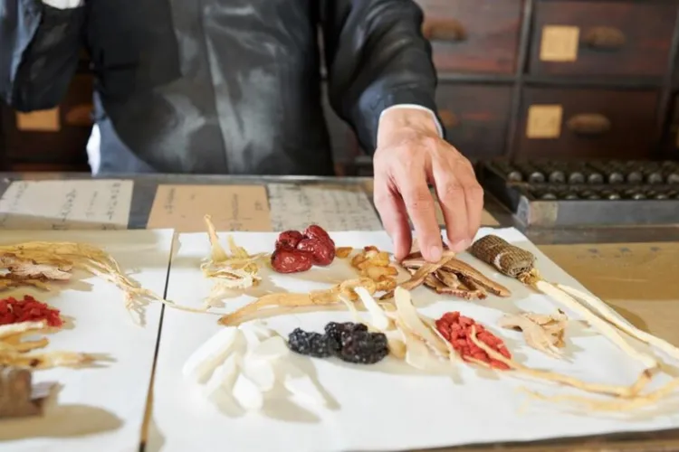 中藥產業需要年輕人願意投入，更要專業藥師執照，才能安全用藥。資料照