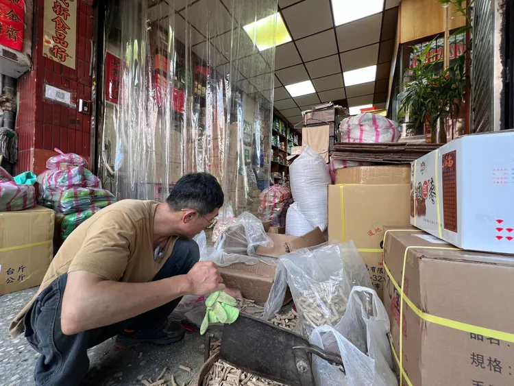 中藥材處理較麻煩，中藥師不只要有實務經驗，更需學習用藥安全。黃泓哲攝