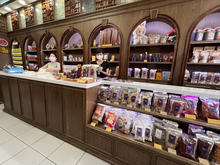 中藥種類相當繁雜，必須要有藥師專業資格才能進行配藥調劑。黃泓哲攝