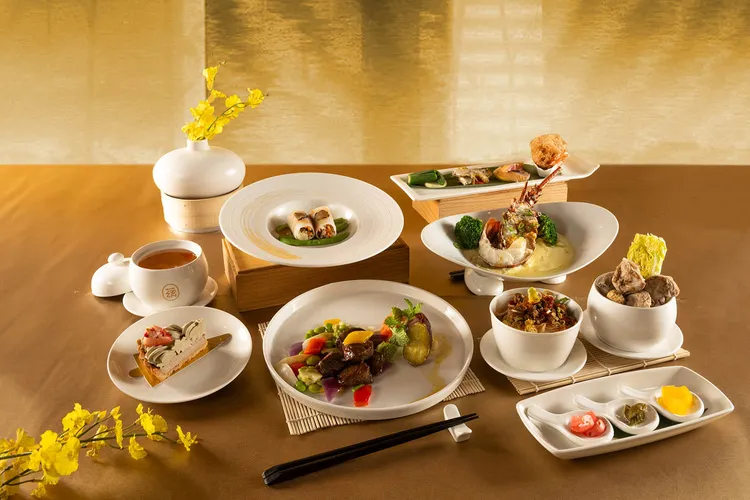 「蘊藏套餐粵旬藝」每位1880元起，內有高級食材如龍蝦、骰子牛、松露鮑魚等搭配新派粵菜的經典工藝，呈現豐盛美饌。蘊泉庄提供