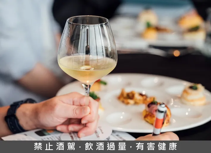 透過講師Alex幽默風趣且知識豐富的講解，LEXUS車主一邊品飲葡萄酒，同時享用義式小點，盡情交流對美酒佳餚搭配的獨到感受。業者提供