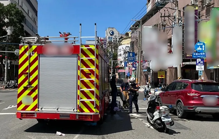 當時救護車就跟在水箱車後邊，立馬江女大生送醫。翻攝照片