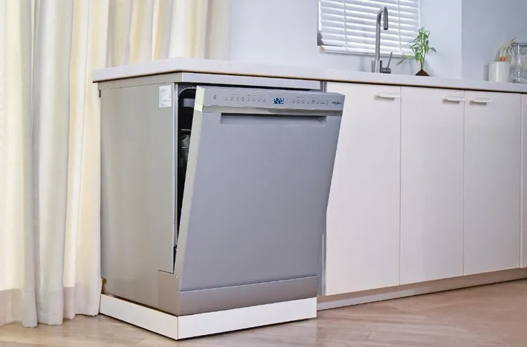 惠而浦自動開門洗碗機，於洗程結束後可自動開門，排出機內悶濕空氣，引進自然風對流，提高碗盤的烘乾效率。業者提供