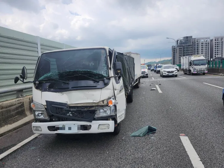 外側車道3貨車撞成一團，釀成1死2傷事故。翻攝照片