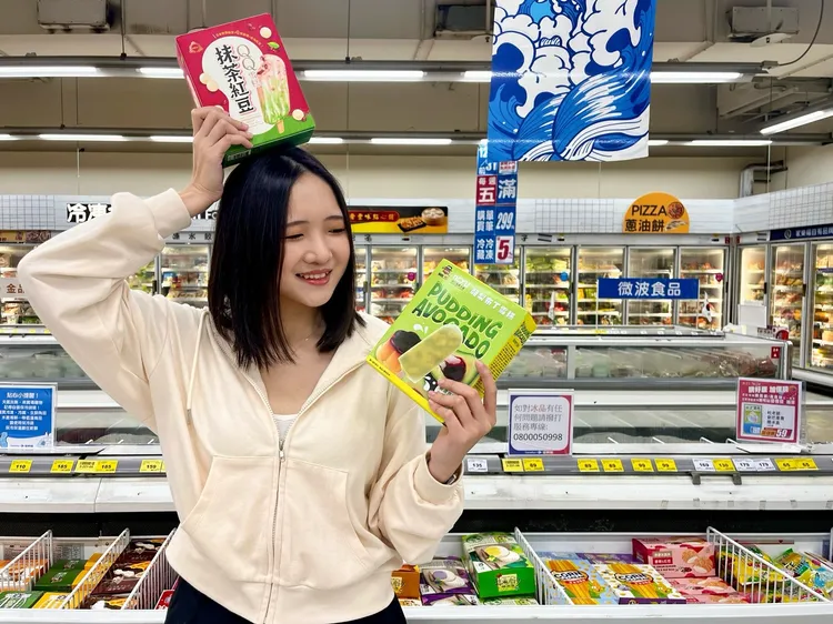 國產冰品前10名排行榜包含嘉義大學與Mr.酷聯名打造的「酪梨布丁雪條」（右）等品項。家樂福提供