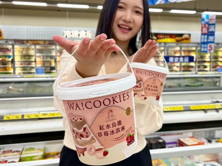 「悅冰大典」即日起至6月24日登場，期間凡單筆購買冰淇淋、雪糕、冰棒系列商品，每滿99元即贈20元冰品滿額折價券。家樂福提供