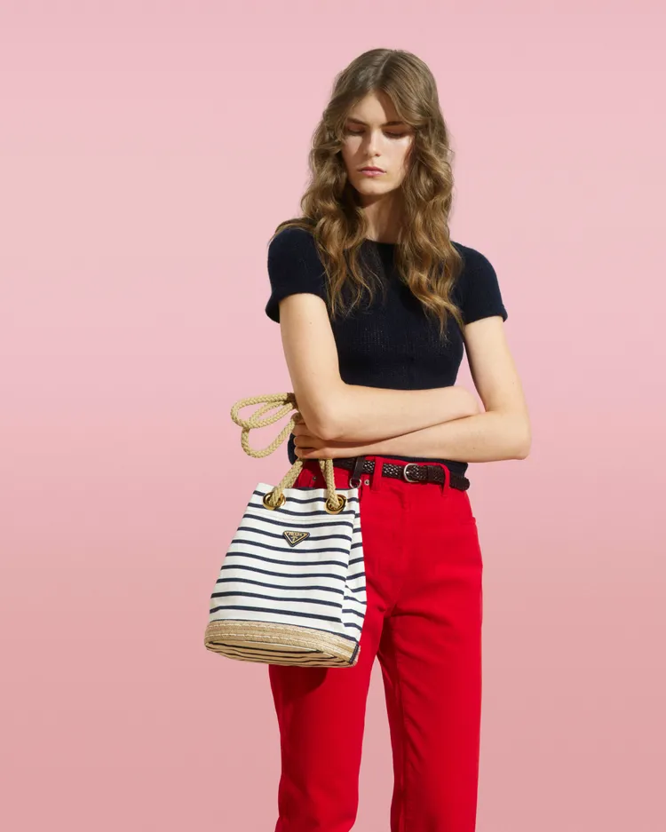 PRADA海洋風條紋繩索造型水桶包，6萬3000元。品牌提供