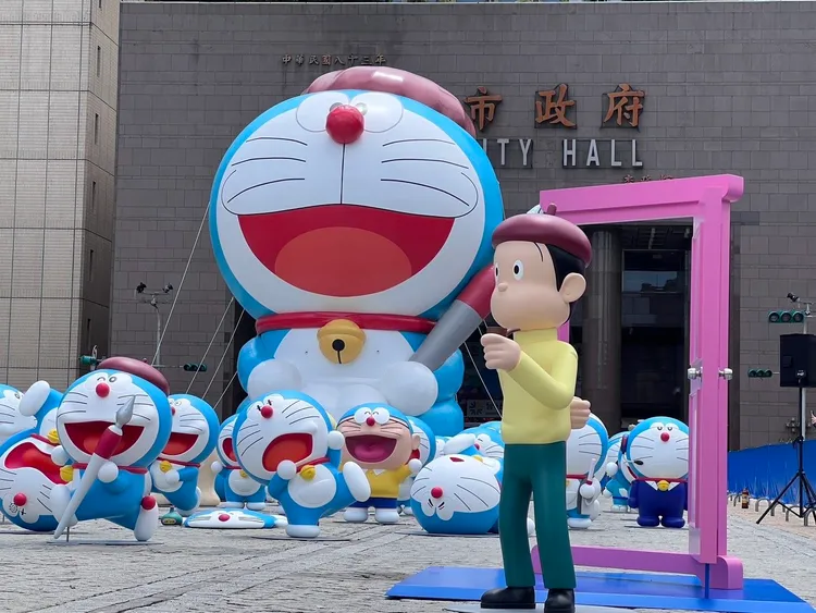 立體哆啦A夢FRP公仔快閃市民廣場。北市觀傳局提供