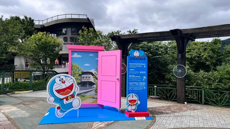 民眾期間搭乘貓纜至貓空站，可和哆啦A夢任意門裝置打卡。北市觀傳局提供
