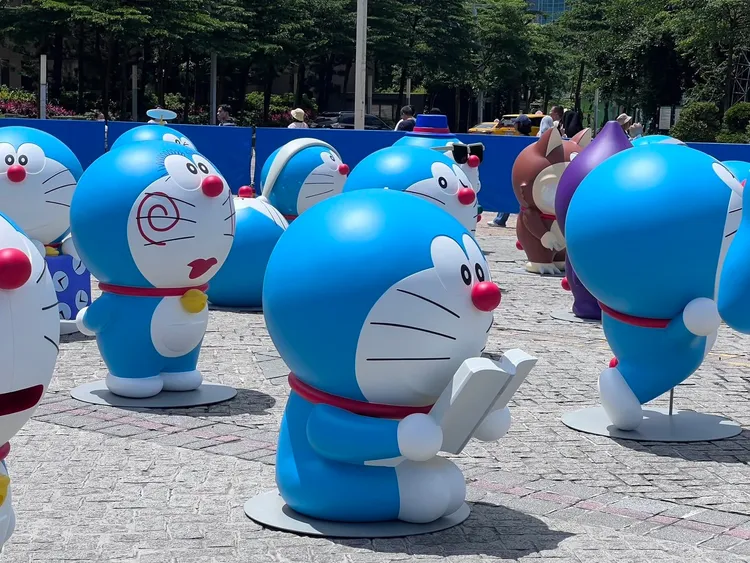 60隻不同造型立體哆啦A夢現身市民廣場。北市觀傳局提供