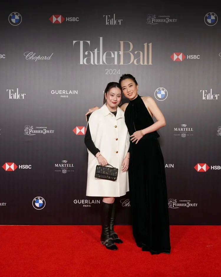 陳凱韻（右）帶16歲女兒劉秀樺跑趴。翻攝陳凱韻IG