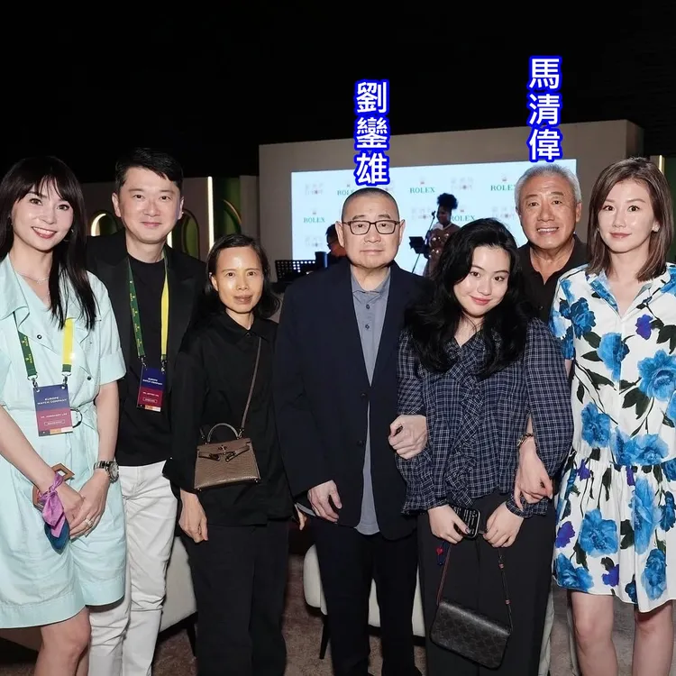 劉鑾雄帶女兒與岳母看展，和馬清偉、馬清偉女友Winnie、主辦人邱子傑夫婦合照。翻攝邱子傑IG