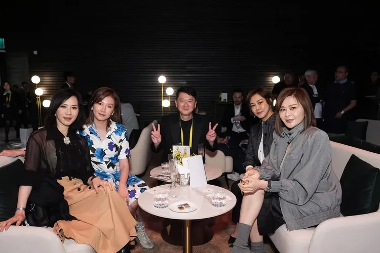 關之琳（右）與顧紀筠（左起）、馬清偉女友Winnie、邱子傑等人同桌暢聊。翻攝顧紀筠IG